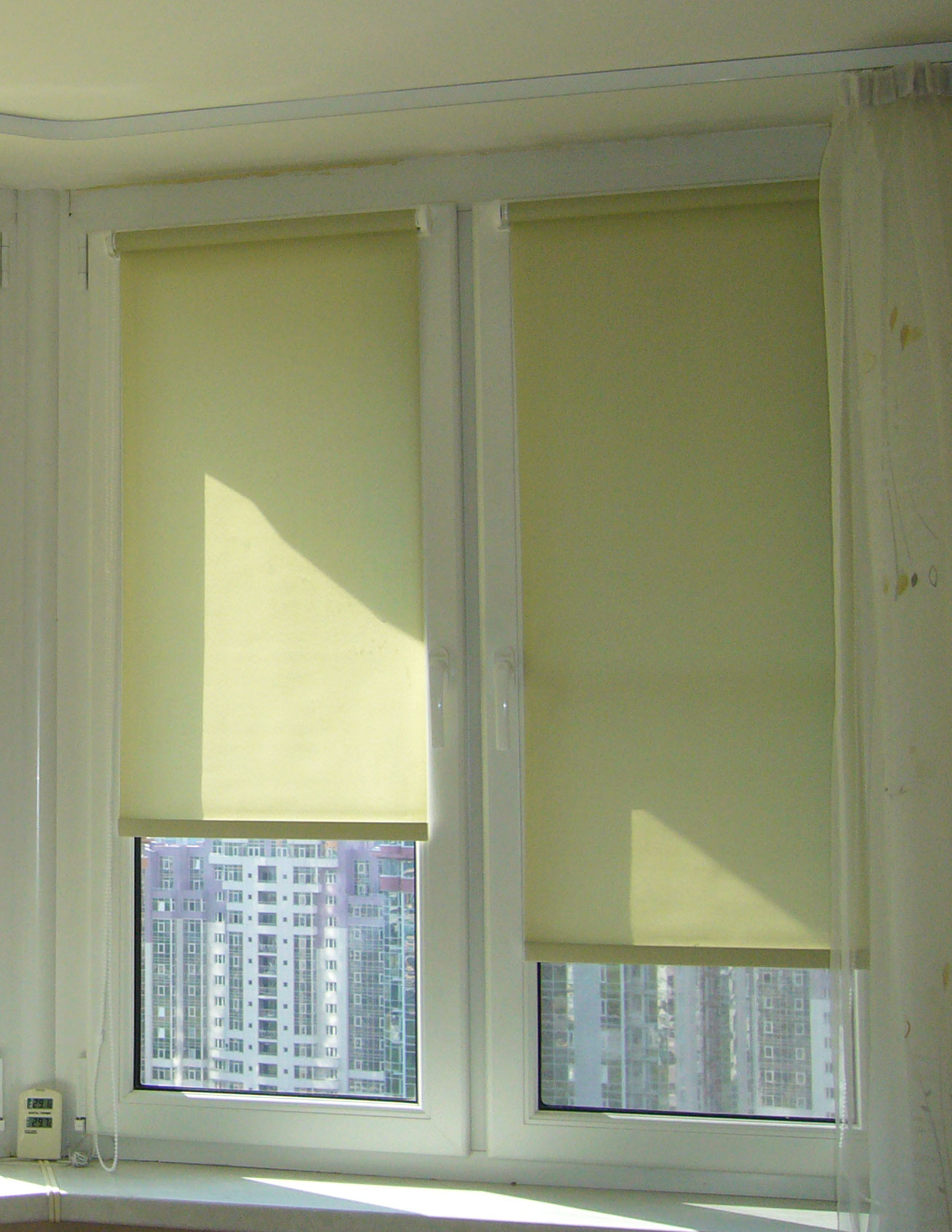 Рулонные шторы в спальню фото